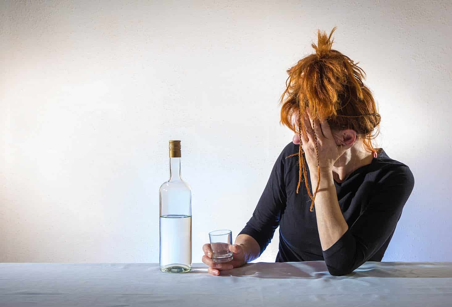 ofreciendo apoyo emocional a un ser querido con alcoholismo en su proceso de recuperación