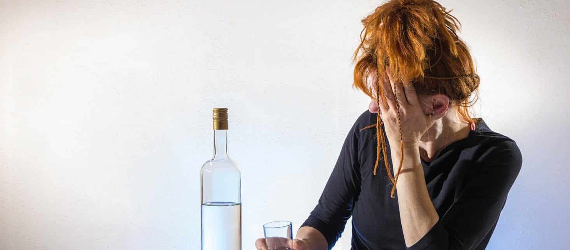 ofreciendo apoyo emocional a un ser querido con alcoholismo en su proceso de recuperación
